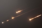 琼中伊朗以导弹齐射回应以色列的大规模袭击