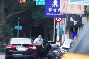 琼中台当局这个单位的公车，给了狗了